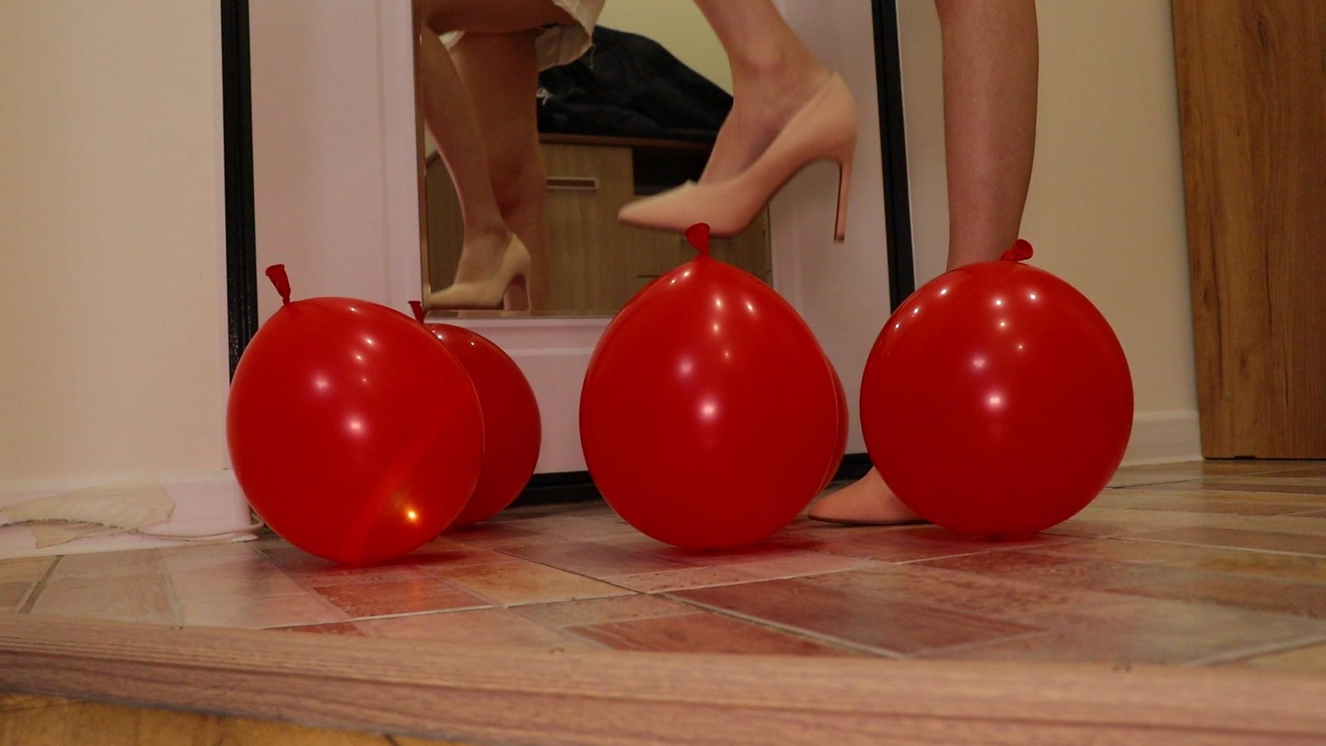 Heels crush balloons Crushing heels