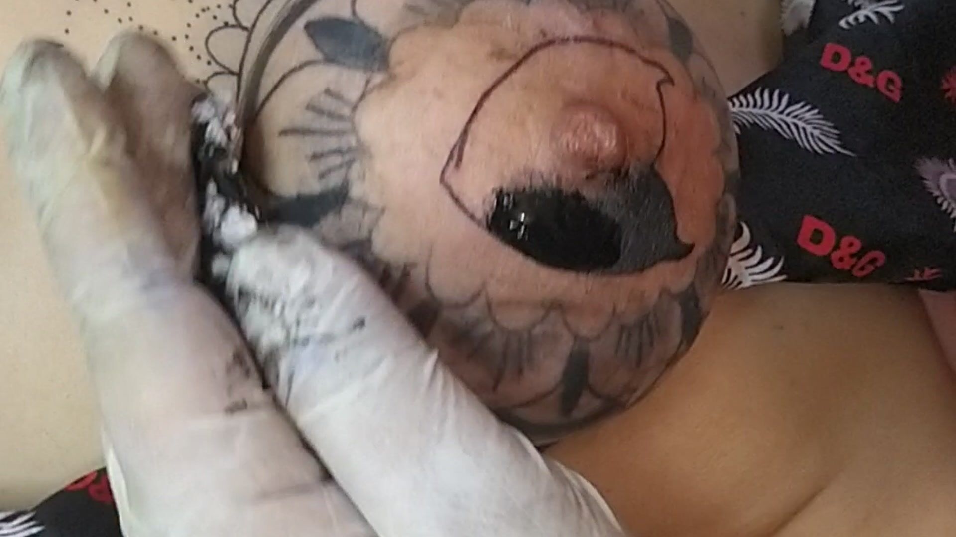 vídeo tattooing around my nipples making hearts