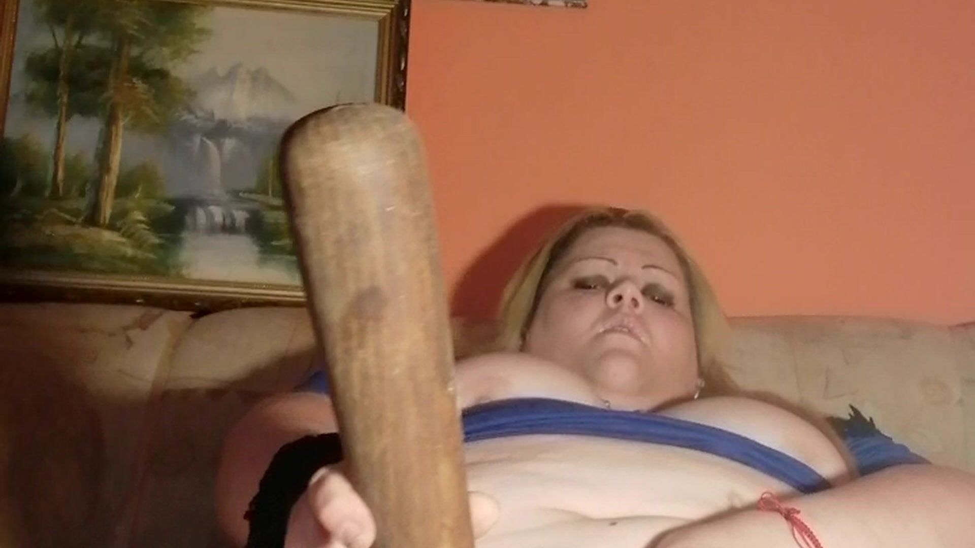 Poking my pussy with a baseball bat. Puncim duhàsa baseball bottal