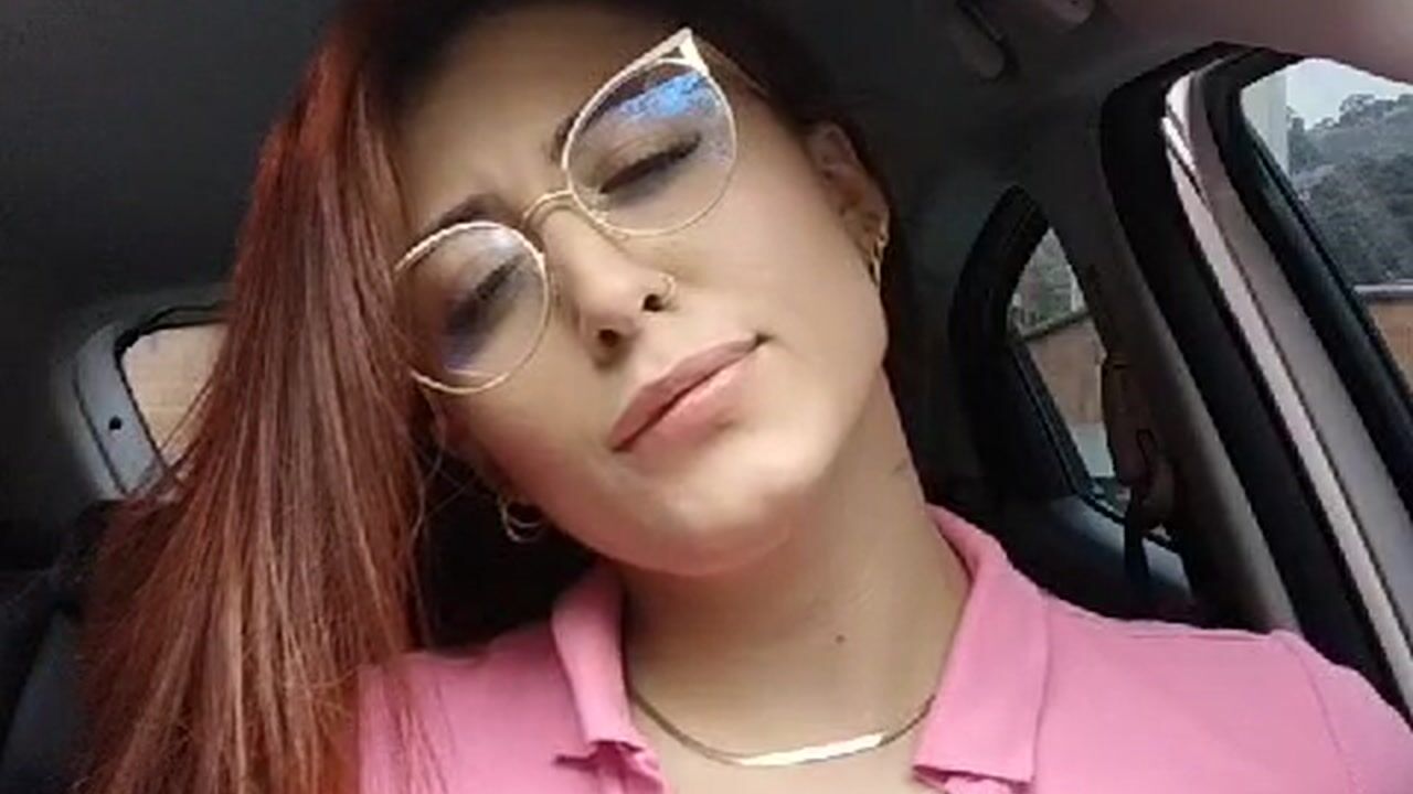 PLAYING WITH MY BOOBS IN MY CAR