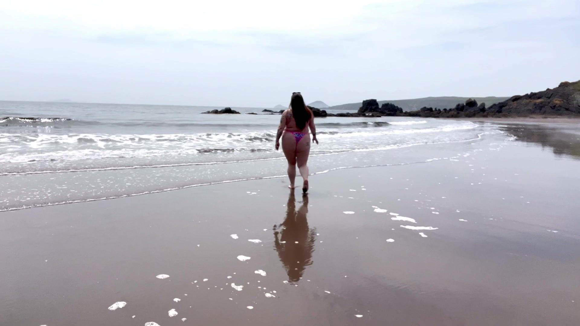 Fattest Ass & Topless on the Beach💦🏖️