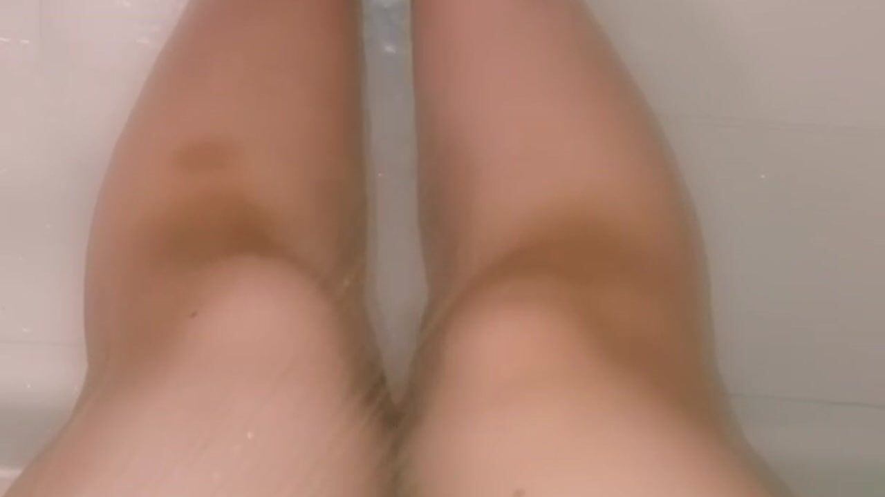 シャワー浴びる時は足で温度を確かめます(*^^*)