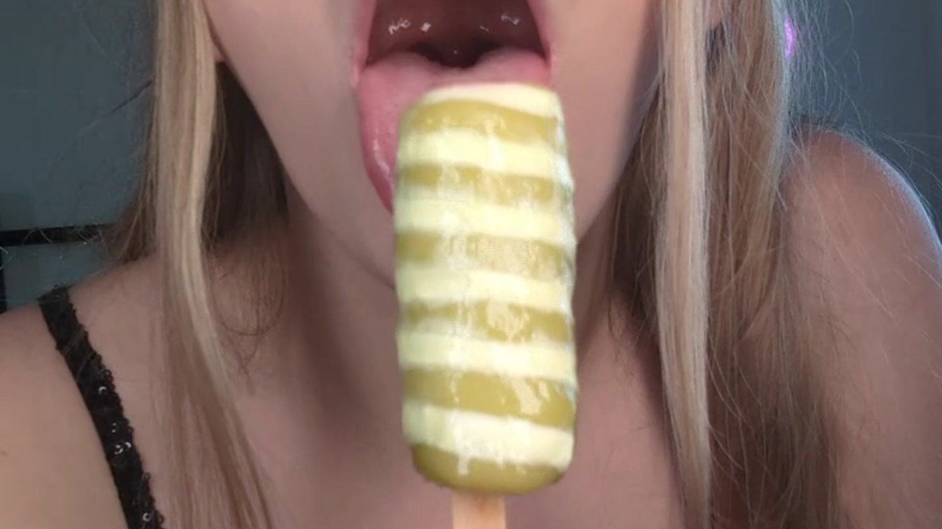 Watch me suck and lick on my ice lolly!