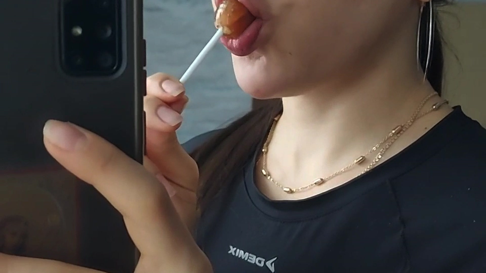 Suck a lollipop👅