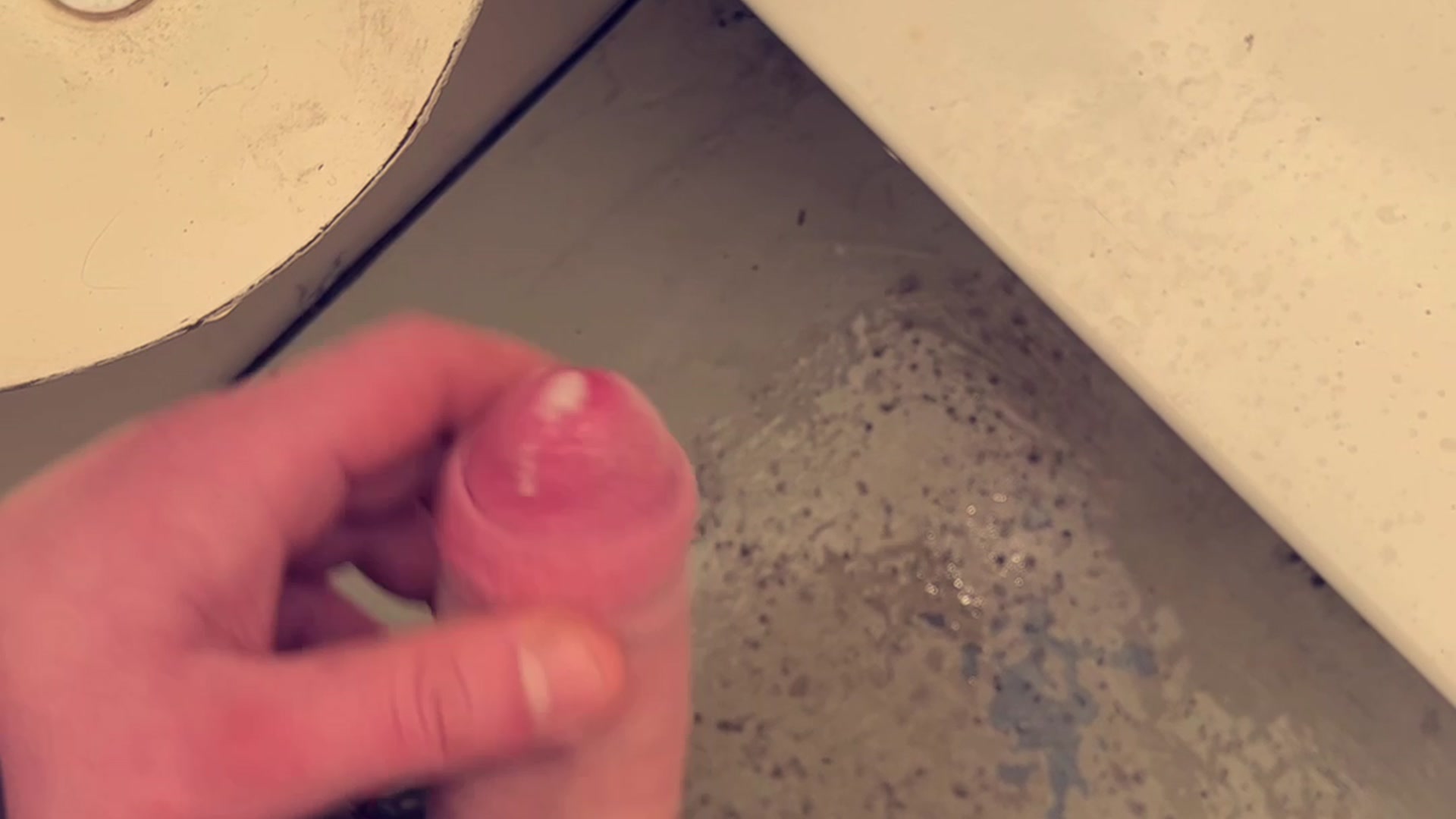 Cumming at work on Toilette 🚻