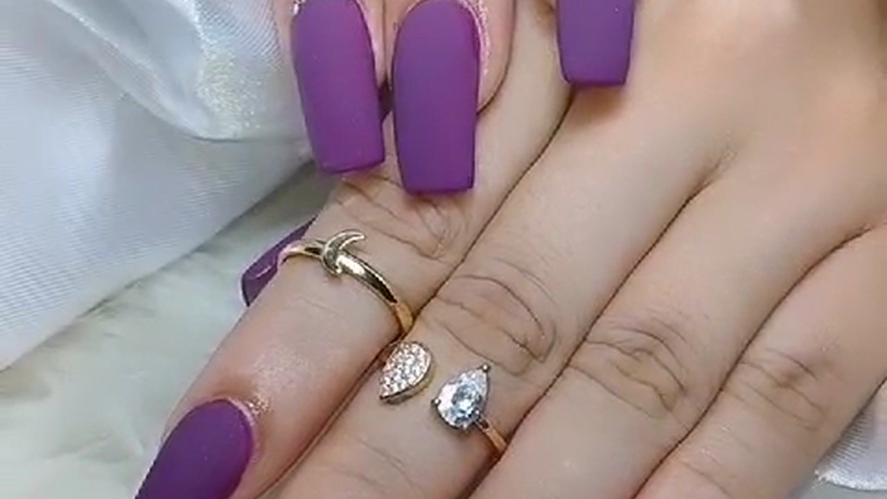 You like my pretty nails?♥