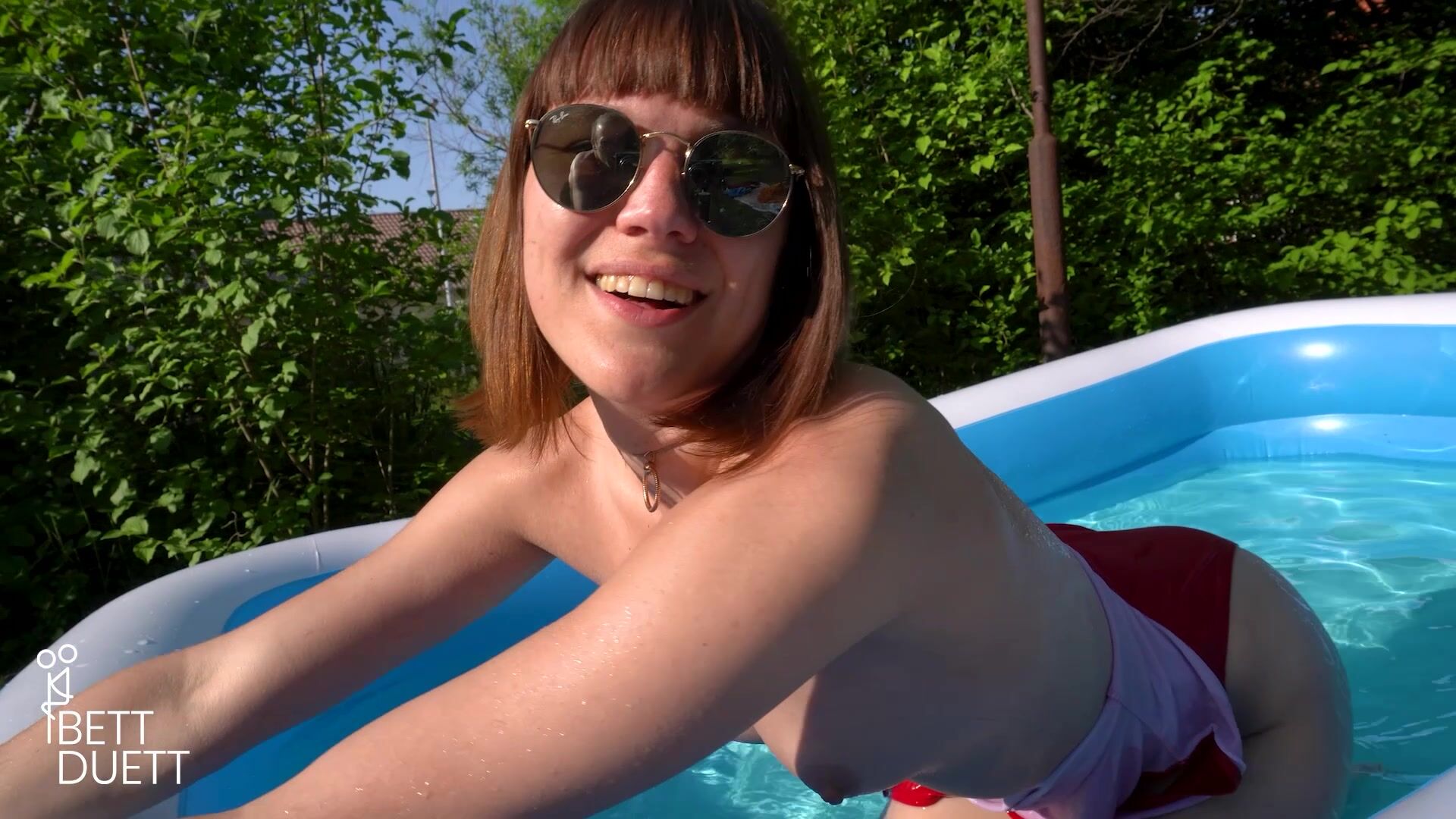 Filming girlfriend masturbating in the pool !!