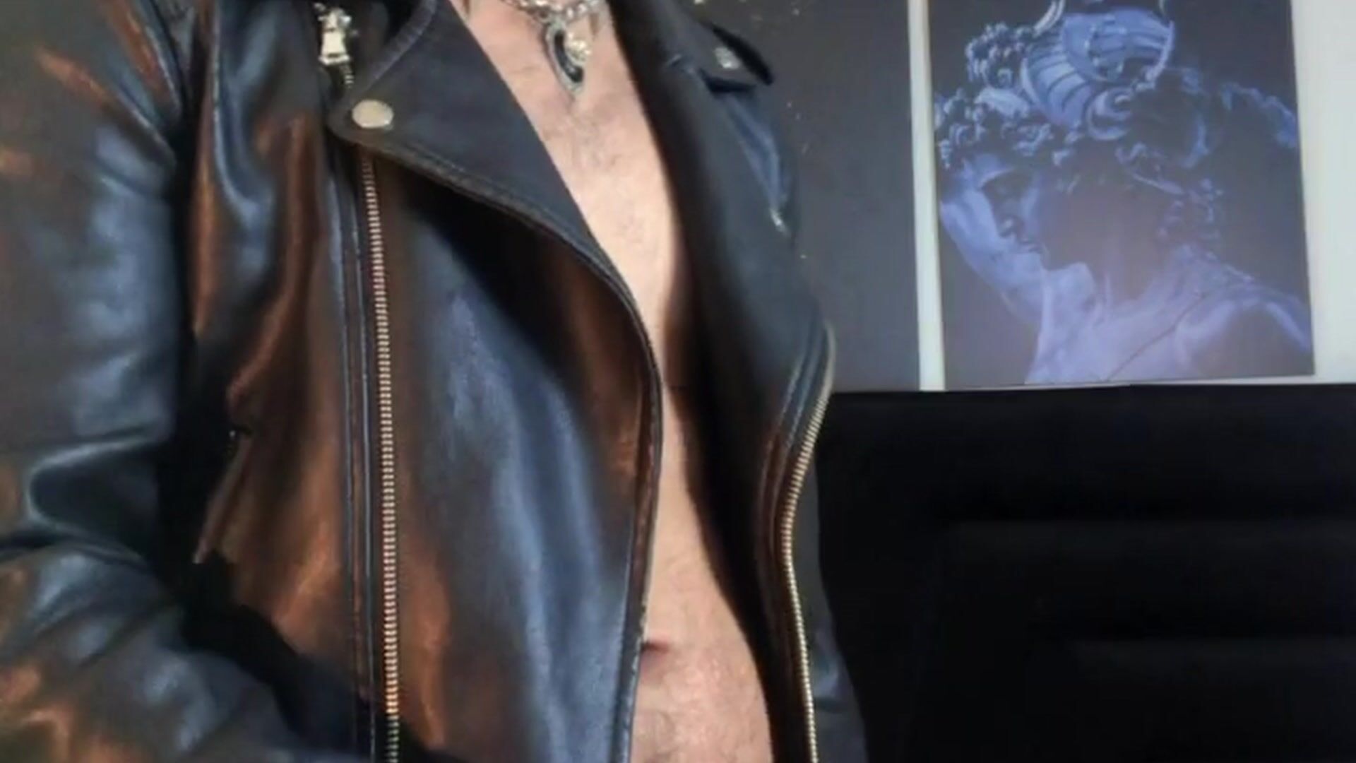 Suck my leather cock 😈😏😏