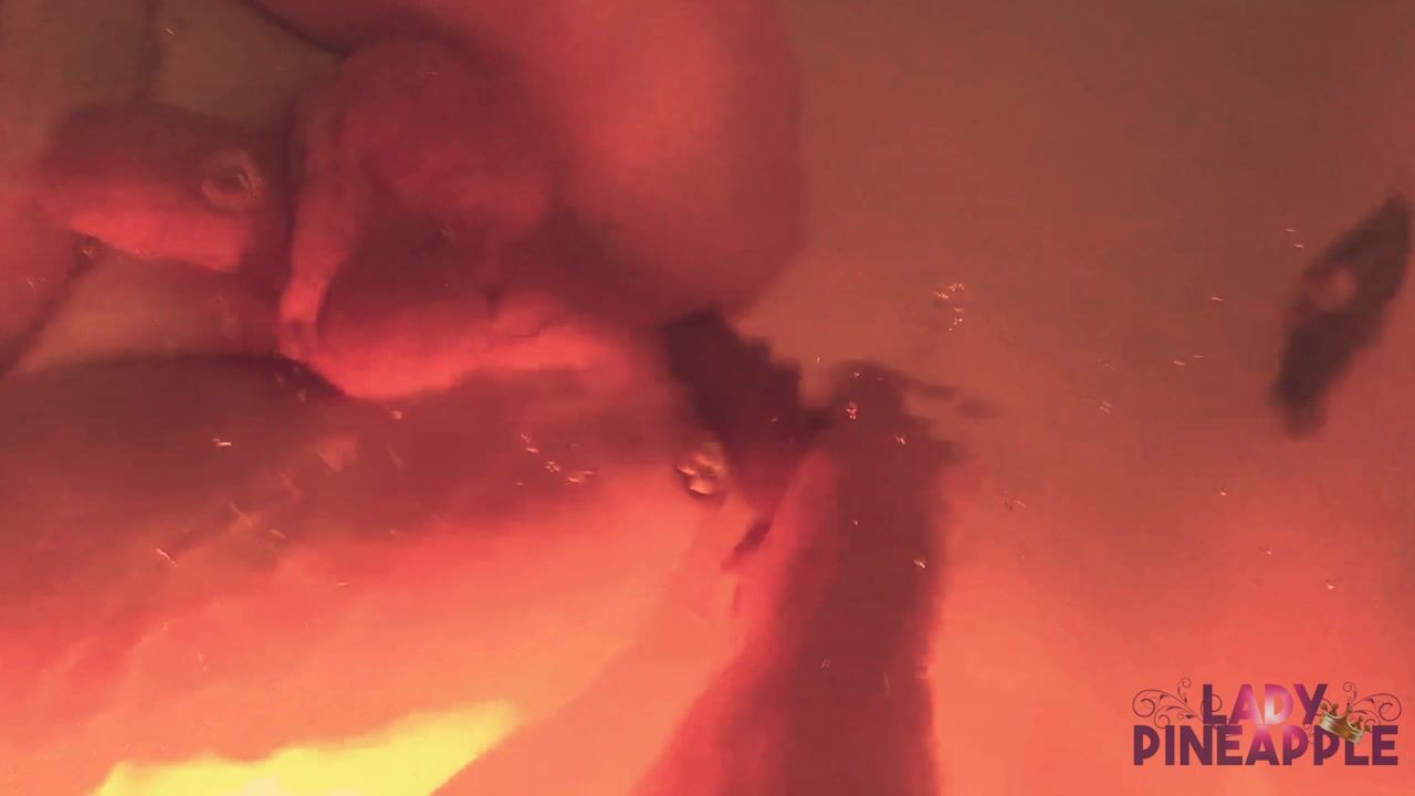 Foot fisting dans le Jacuzzi avec sissy jade