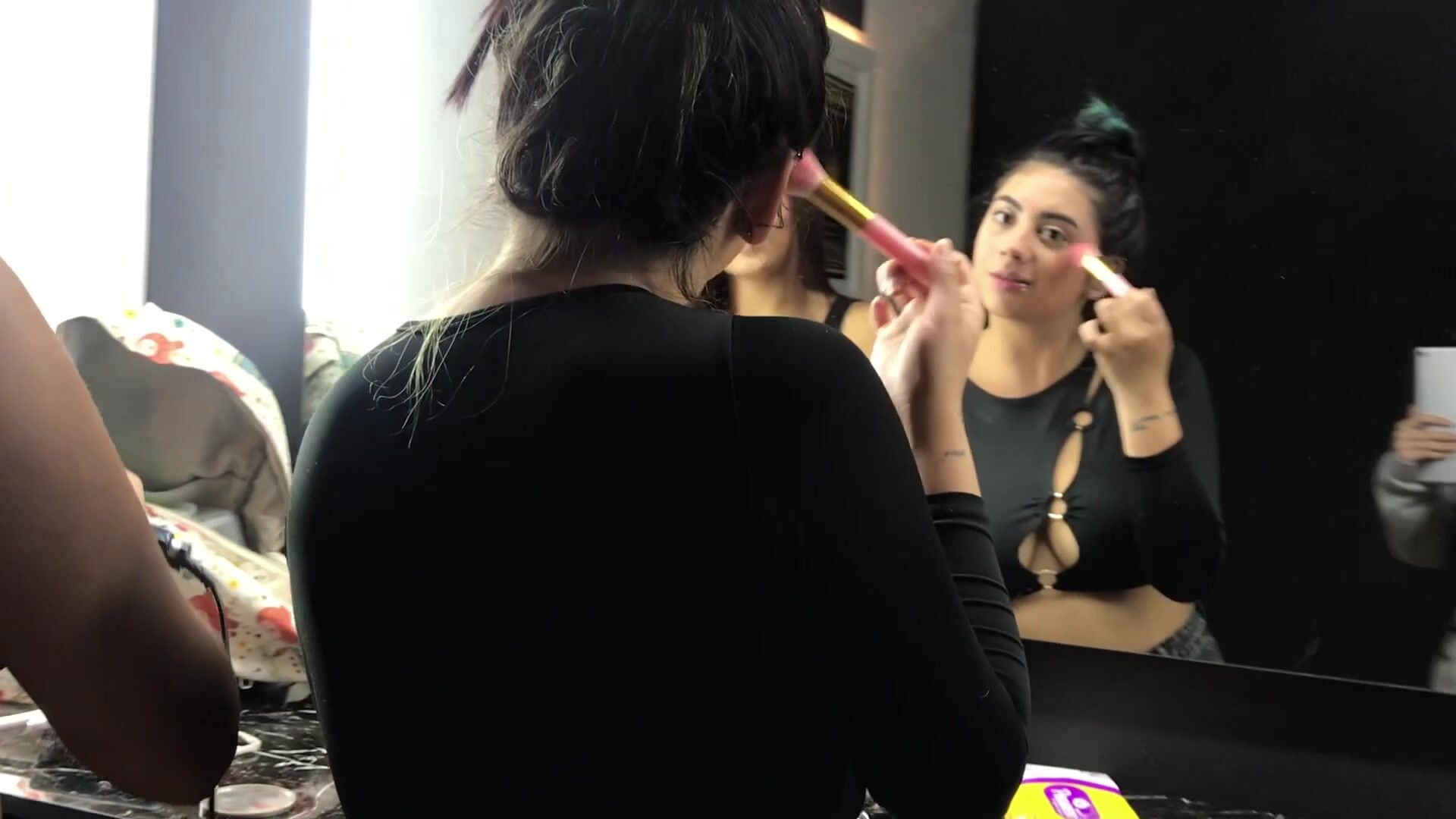 We put on makeup before LiveStream