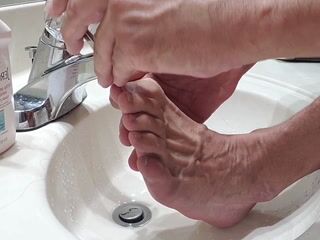 Trimming Toe Nails! - video by theclubist111 cam model