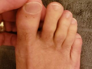 Fondling my Toes! 14 seconds - video by theclubist111 cam model