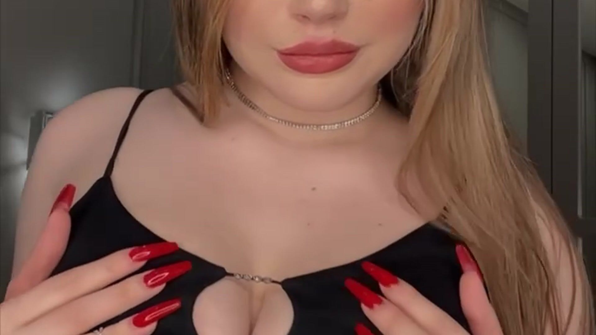 I want to use your hands instead of my bra🥵 - video by ChloeMarsch