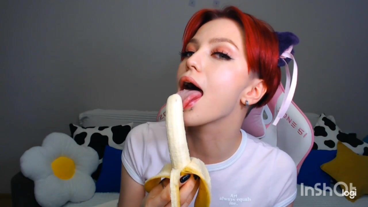 Kitty girl Ellie eating such a yummy banana ^_^