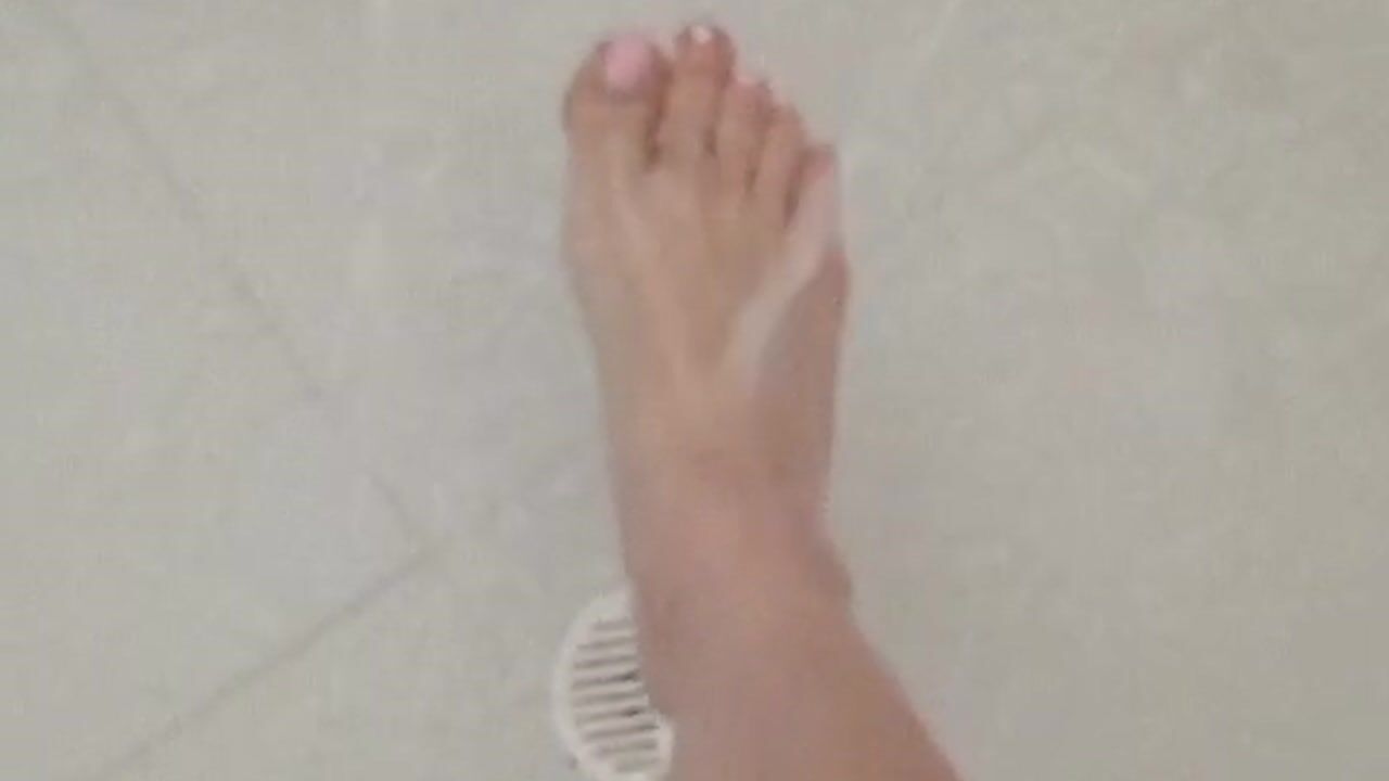 SEXY feet in the shower 💦