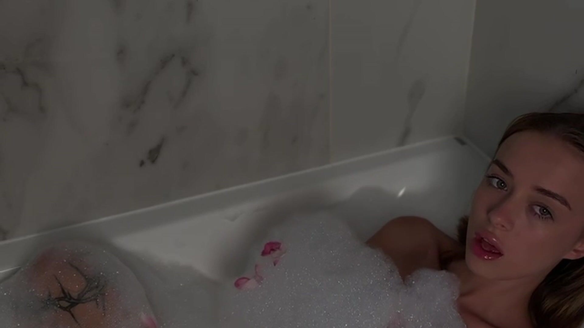 Bubble bath with rose petals (fingering)