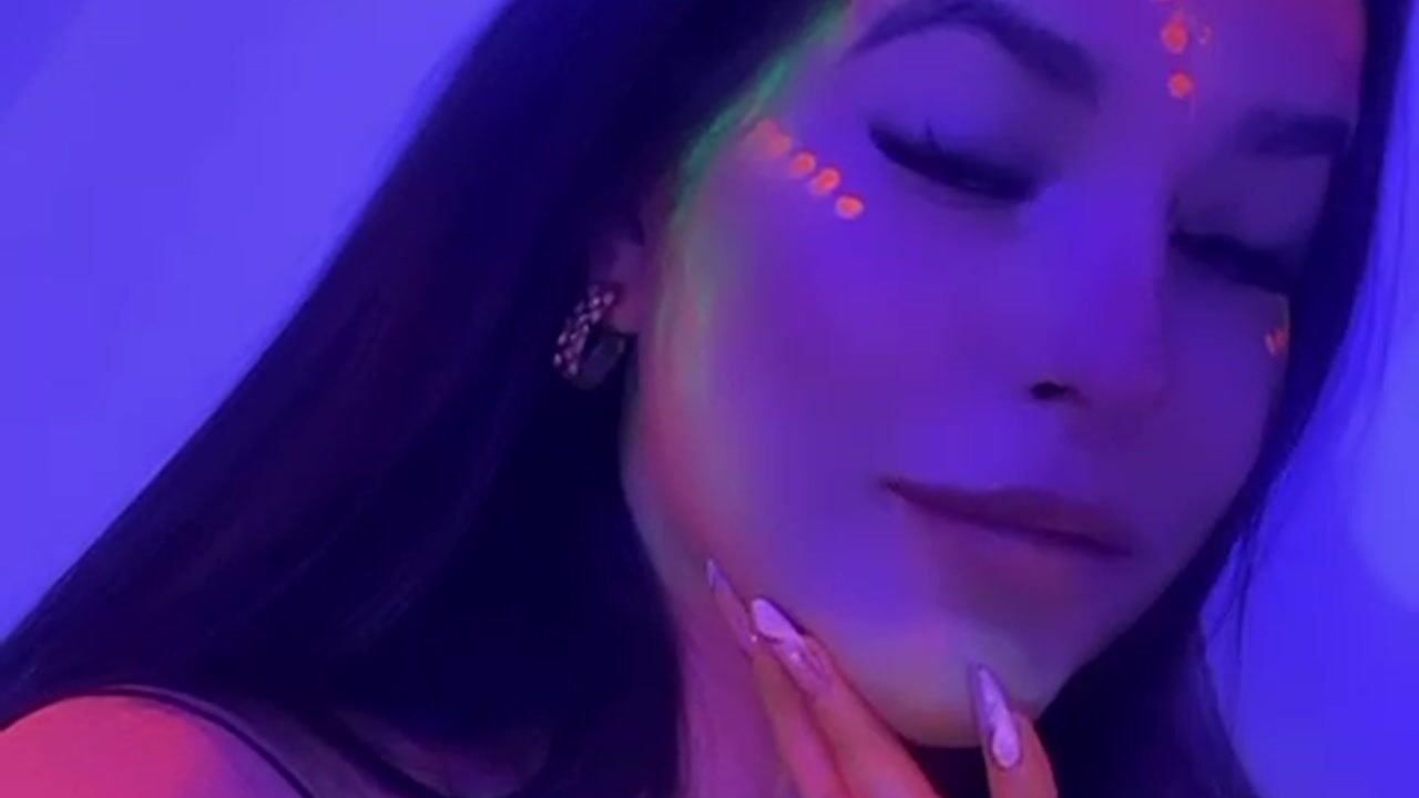 neon girl - video by Iara_Smith1