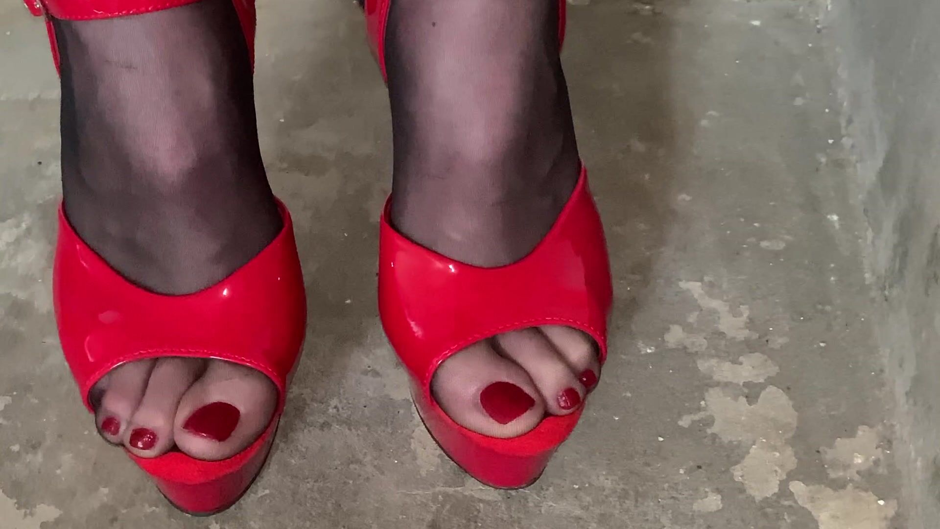 Red heels and red Feetnails und dazu schwarze Nylons