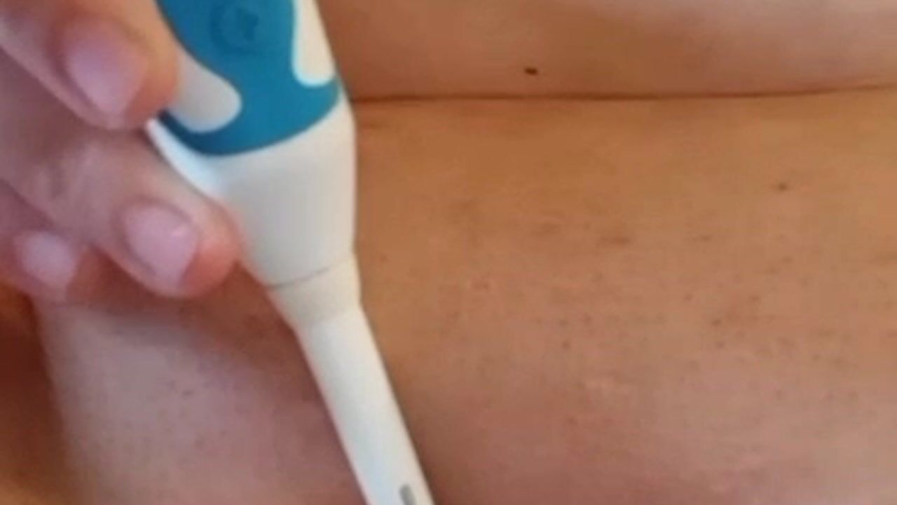 Watch me cum on my toothbrush 😉