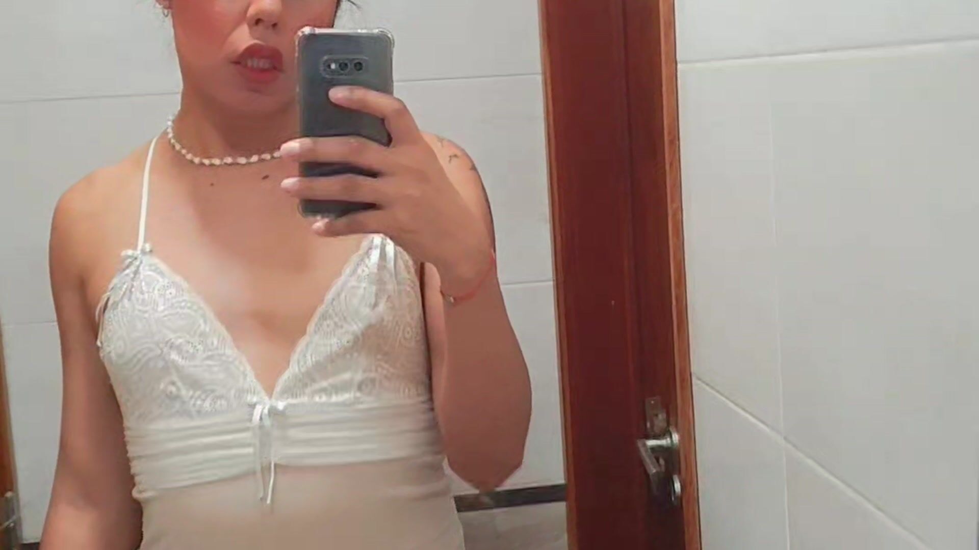 Con pijama transparente