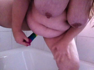 Dildo Squirt in der Badewanne