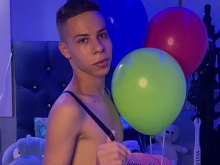 I love being sexy - video by Thommy_Grey cam model
