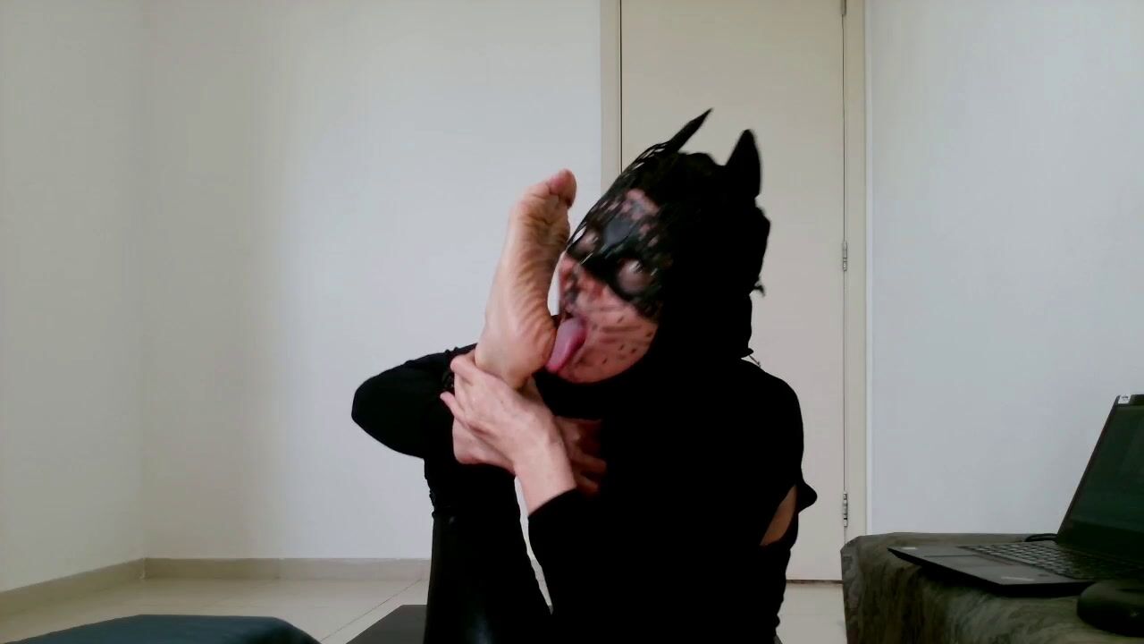 Feet - CatWoman licking armpits bare soles toes and feet