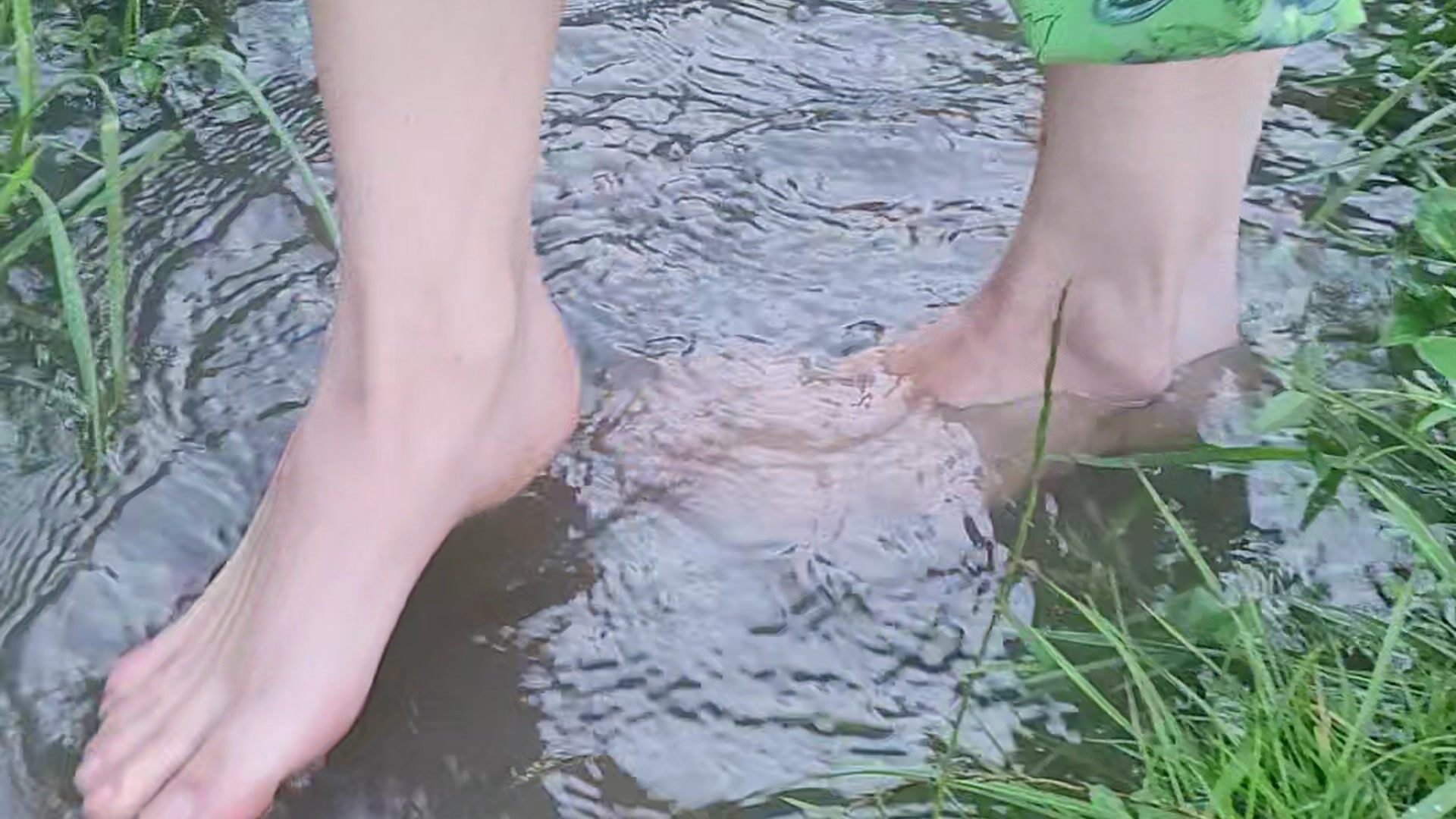 Barefoot in water&green grass