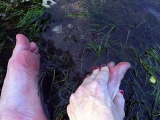 Pieds dans l'eau / Feet in the water