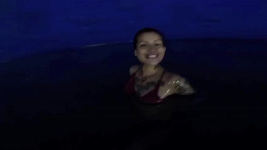 Showing bubs in the sea