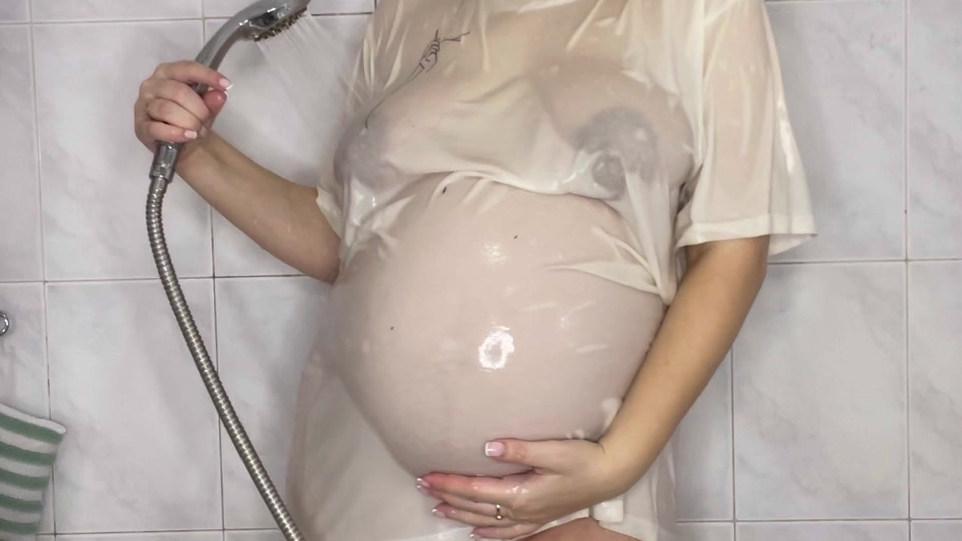 The pregnant woman arranged a show of wet t -shirts