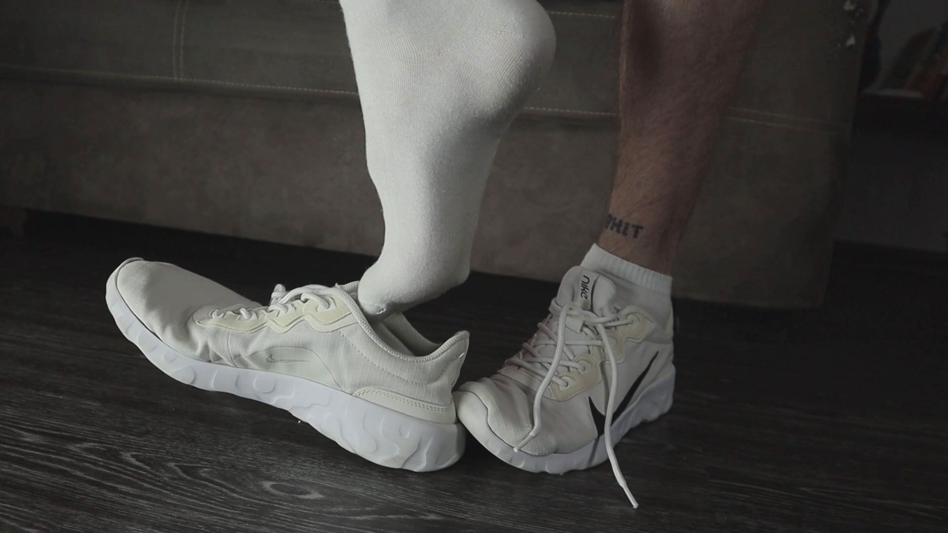 13 minutes of paradise for lovers of sneakers, socks, feet and toes