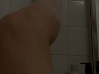 Feet in the bath - video by Emilia-Young cam model
