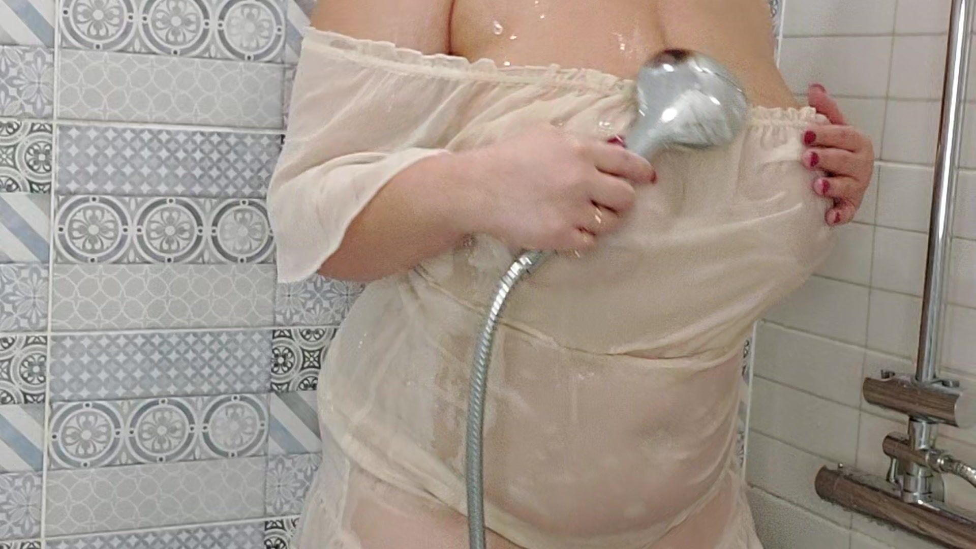 Shower..wet dress..naked.. and a bite more...💋 😘