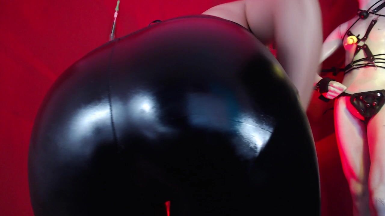 latex, touch me , feel me i love to bounce my ass for u