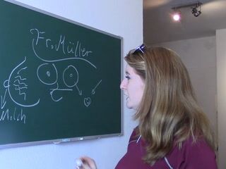 Biolehrerin erklärt weiblichen Körper und macht sich nackt