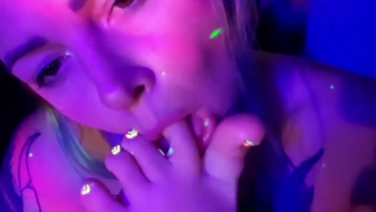 Trippy Toe Sucking with UV Nails 💅