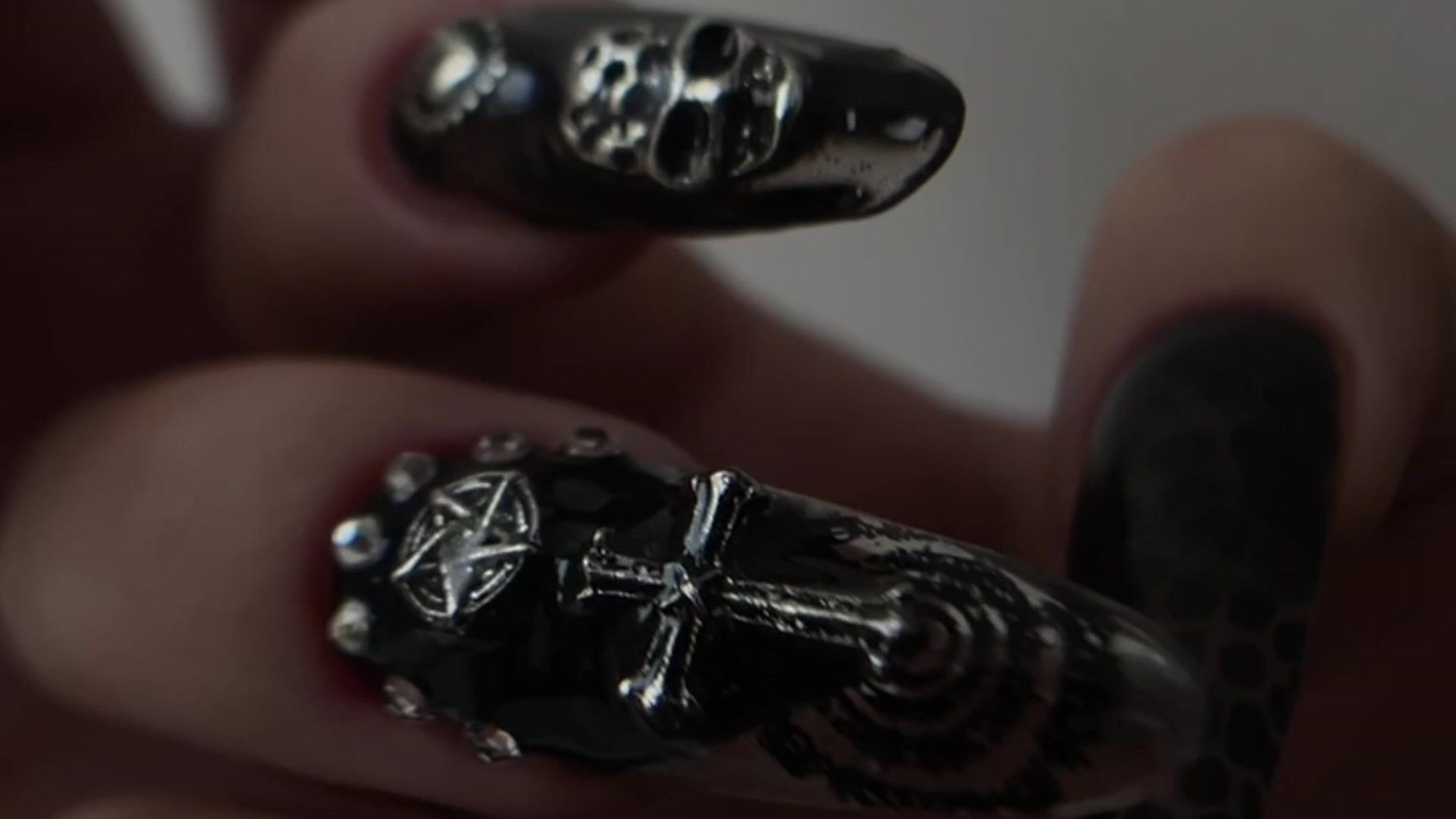 Gothic manicure