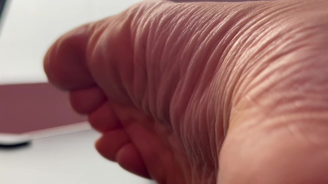 Side sole wrinkles closeup