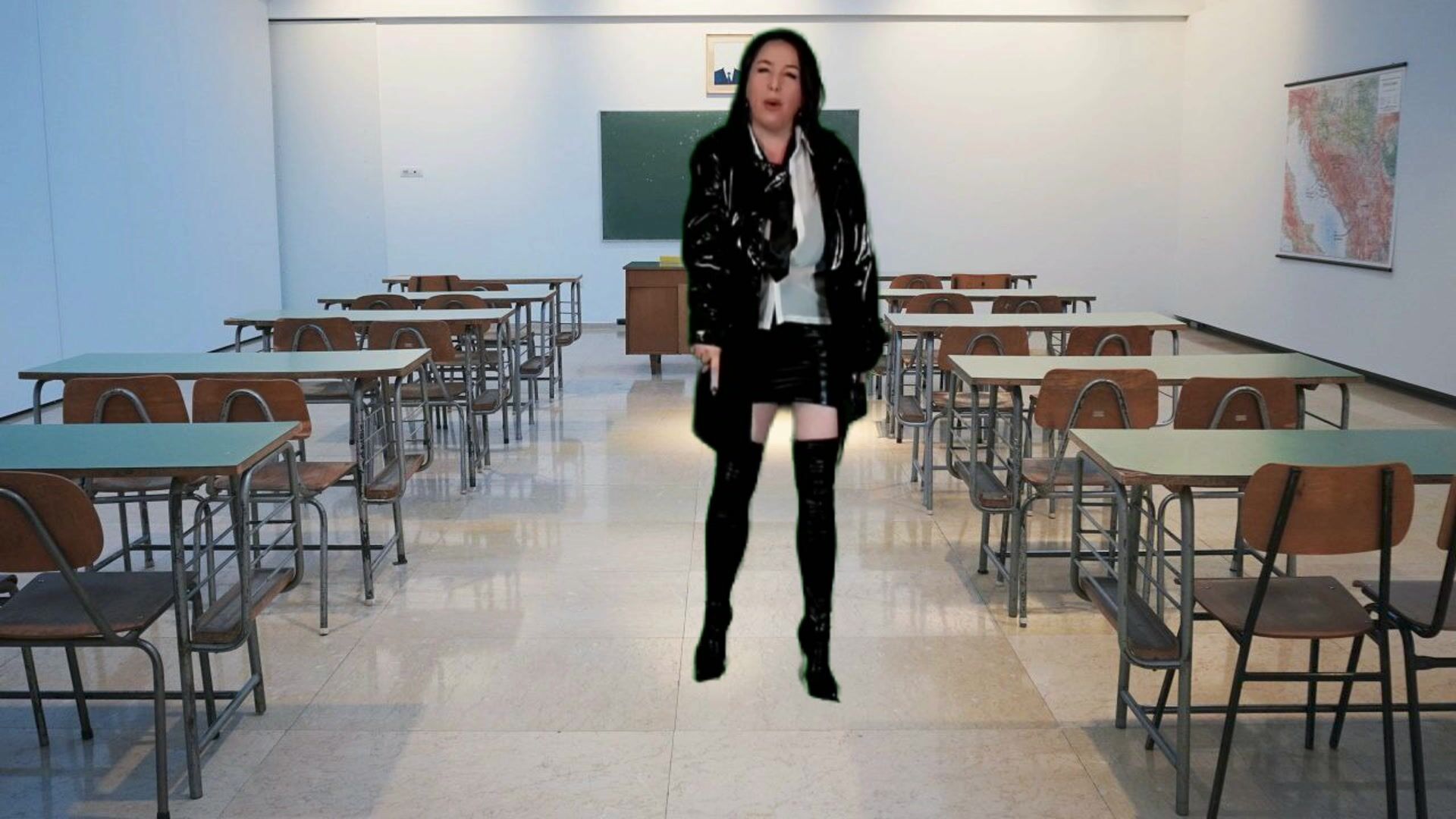 Le professeur garde sont élève rebelle après la classe pour des travaux disciplinaires et ordres à