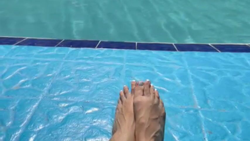 Feets on pool