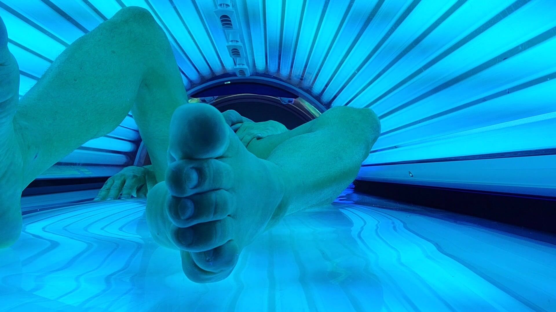 Tanning bed masturbation w/happy ending