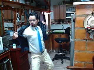 TRAJE BLANCO Y CORBATA AZUL